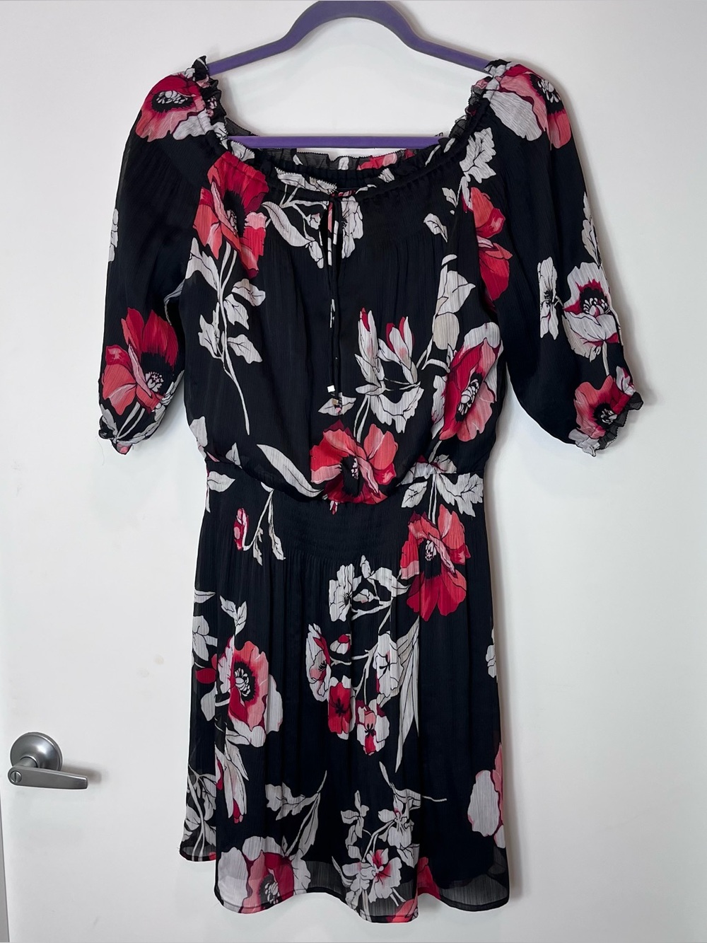 White House Black Market Short Sleeve Scoop Neck Dress Small Red Floral Elastic